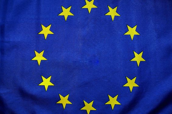 Europaflagge blau mit zwölf gelben fünf-zackigen Sternen im Kreis