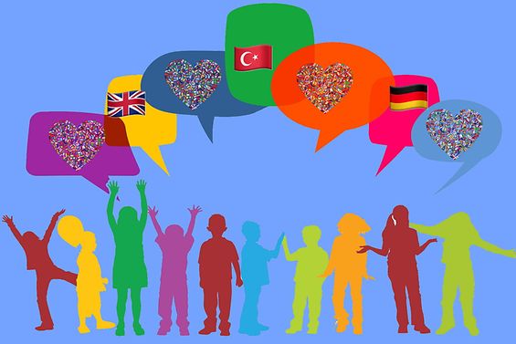 bunte Kindersilhouetten mit Sprechblasen Deutsch,Türkisch, Englisch, Flaggenherzen