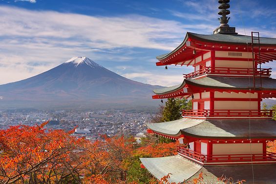 Der Berg Fudschijama in Japan, im Vordergrund ein typisch japanischer Tempel