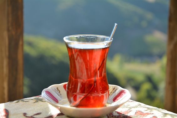 Türkisches Teeglas vor Fenster