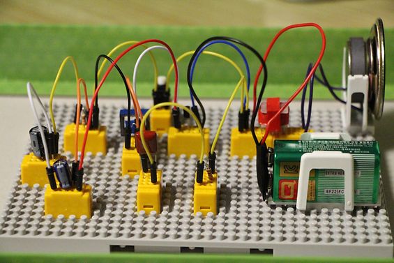 Stromkreis aus Lego mit Lautsprecher