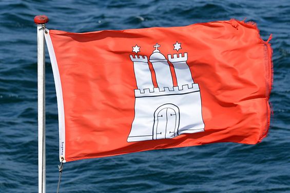 Hamburg-Flagge vor Wasser