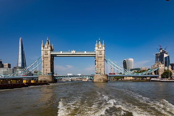 Tower Bridge in London vor blauem Himmel