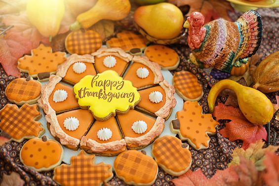 Orange-braun glasierte Kekse, Kürbis. Keramik-Truthahn, Schriftzug "Happy Thanksgiving"