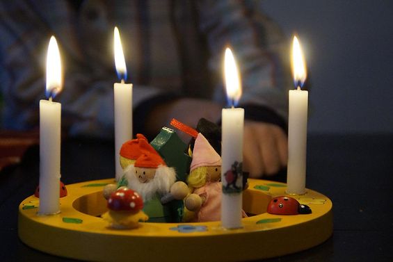 Geburtstagskranz mit Kerzen und Figuren