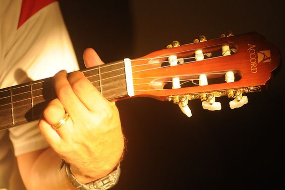 Gitarrenhals mit Hand