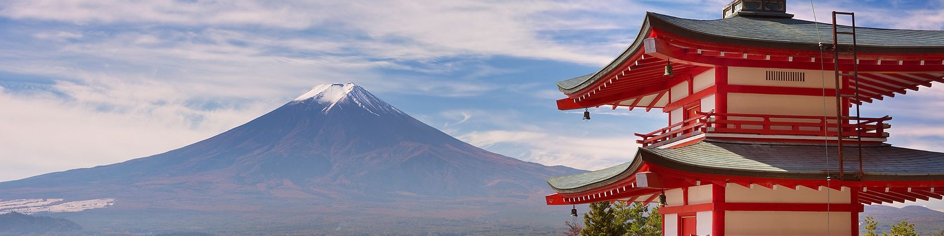 Der Berg Fudschijama in Japan, im Vordergrund ein typisch japanischer Tempel