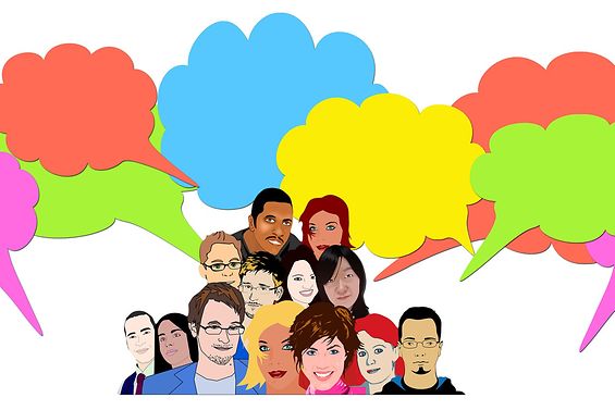 Illustration mit Köpfen von unterschiedlichen Menschen verschiedener Hautfarbe mit farbigen Sprechblasen