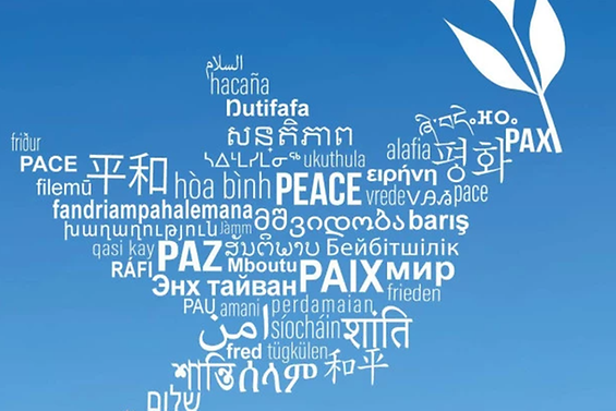 Eine Friedenstaube, die aus den Wörtern "Frieden" in verschiedenen Sprachen gebildet wird. 