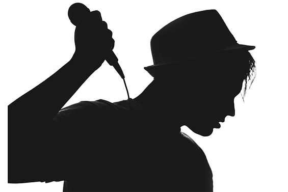Schwarze Silhouette eines Sängers mit Hut und einem Mikrophon in der Hand
