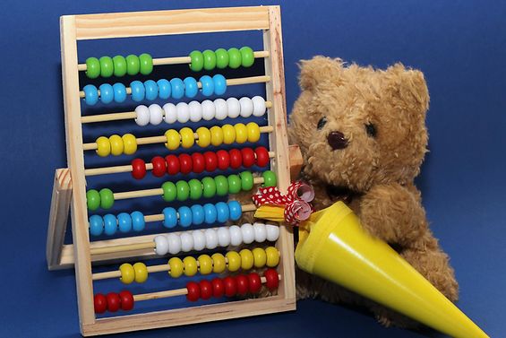 Teddy mit Schultüte und Abacus