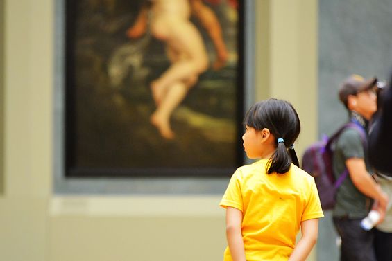 Kind betrachtet Bild im Louvre