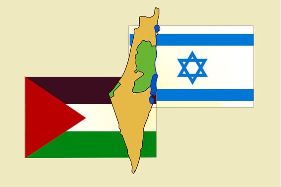 Die Landkarte Israels und Palästinenser Gebiete, rechts die Israelische Flagge links die Palästinensichsche Flagge.