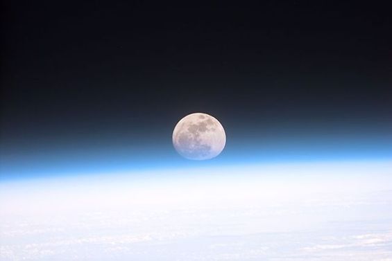 Atmosphäre vor Mond